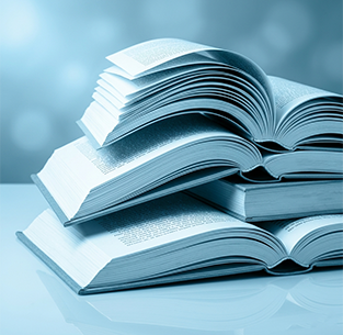 Libri aperti uno sull'altro